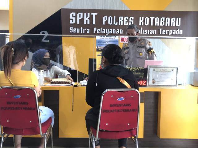 RUGI: Dua warga datang ke Polres Kotabaru untuk melaporkan kerugian investasi bodong.