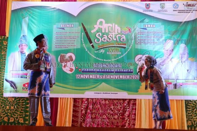 PESTA SASTRA : Salah satu penampilan peserta lomba baturai pantun di ASKS XVIII 2021 di Balangan. Aruh Sastra yang menjadi agenda besar sastra Kalsel diselenggarakan setiap tahun dan digilir ke daerah-daerah. | FOTO: WAHYUDI RADAR BANJARMASIN.