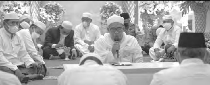 ILMU: Ketua MUI Tanah Bumbu KH Suhuful Amri menyampaikan ceramah di hadapan pejabat daerah tentang salat, Kamis (11/11) malam tadi.