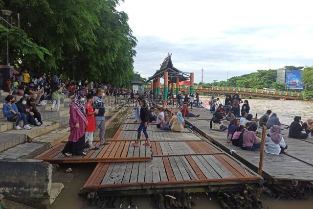 SUDAH RAMAI: Dermaga Pasar Terapung di Siring Pierre Tendean, kemarin (14/11) pagi. Tak ada simulasi objek wisata seperti yang diinginkan Wali Kota Banjarmasin. | FOTO: WAHYU RAMADHAN/RADAR BANJARMASIN