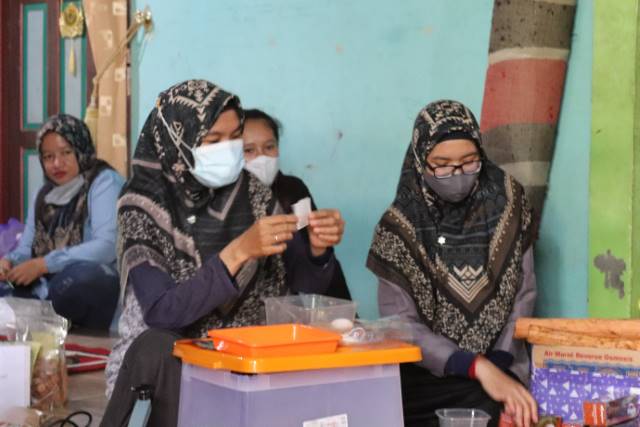 PELATIHAN: Masyarakat di Kecamatan  Kereng Bangkirai, Kalimantan Tengah saat mengikuti kegiatan Pengabdian pada Masyarakat yang dilaksanakan Tim Pelaksana Pengabdian pada Masyarakat dari ULM.