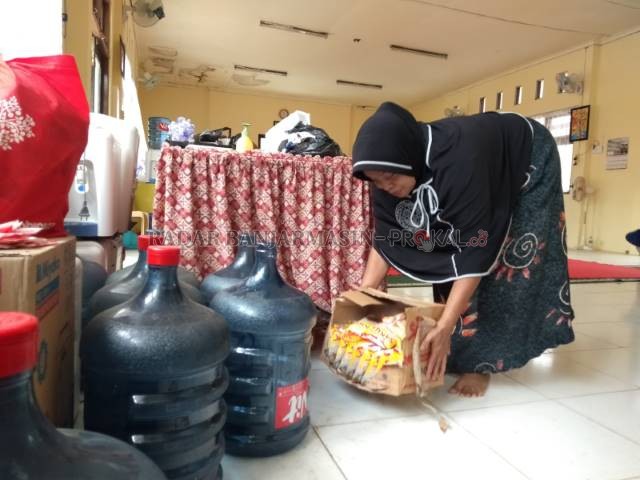 MENGUNGSI: Pengungsi dari Munti Raya yang memilih bertahan di pengungsian di Aula SMAN 1 Barabai sedang makan | FOTO: JAMALUDDIN/RADAR BANJARMASIN
