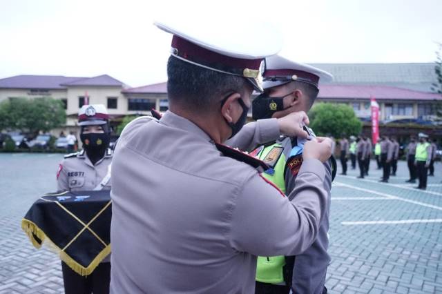 GELAR PASUKAN: Dirlantas Kombes Pol Maesa S menyematkan pita Operasi Zebra Intan.