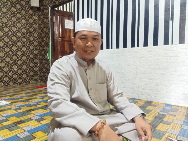 GURU NOVAL: Guru Muhammad Noval Arni Anshari layani wartawan untuk diwawancarai. | Foto: Rasidi Fadli/Radar Banjarmasin