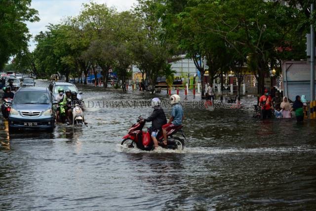JANGAN TERULANG: Jalan Ahmad Yani berubah menjadi sungai saat dilanda banjir, Januari lalu. | FOTO: WAHYU RAMADHAN/RADAR BANJARMASIN