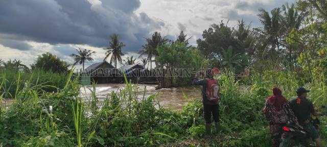 TERGENANG AIR: Tiga rumah warga saat tergennag air. | FOTO SALAHUDIN/RADAR BANJARMASIN