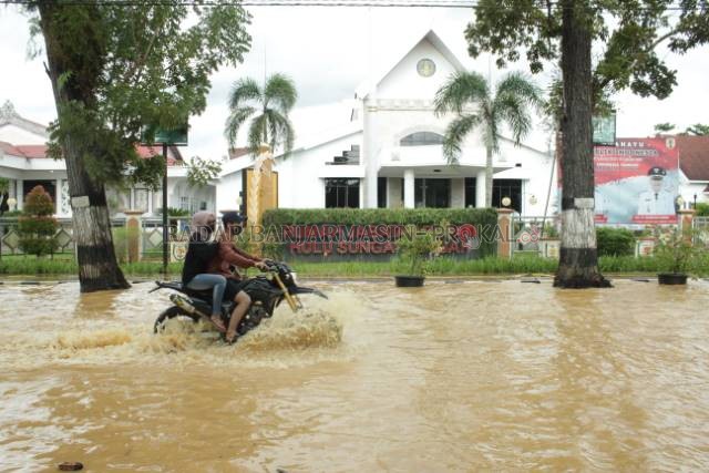 BANJIR: Air sungai Barabai meluap sampai menggenangi jalan di depan rumah dinas Bupati HST, Selasa (16/11). | FOTO: JAMALUDDIN/RADAR BANJARMASIN