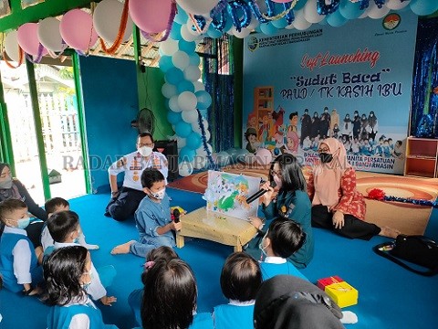 ANTUSIAS: Anak-anak antusias mendengarkan cerita dari Mas AL menggunakan bahasa Inggris dan diterjemahkan ke Bahasa Indonesia oleh penerjemah dari KSOP Banjarmasin. Mas AL sengaja didatangkan dari Semarang untuk memotivasi anak-anak di PAUD/TK Kasih Ibu.
