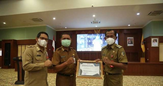 PERLIHATKAN: Bupati Tala HM Sukamta menunjukkan penghargaan yang diterima Pemkab Tala dari Pemprov Kalsel atas capaian Kematangan Unit Kerja Pengadaan Barang/Jasa (UKPBJ) Level Proaktif di Gedung Idham Chalid, Selasa (16/11).