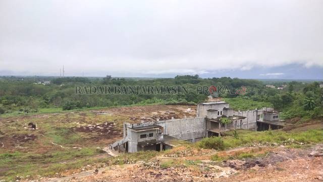 DIBENAHI: Lapangan Stadion Garuda Maharam sudah mulai kelihatan setelah rumput yang menutupinya dibersihkan. | FOTO: WAHYUDI/RADAR BANJARMASIN.