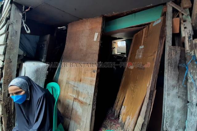 REYOT: Rukmini di depan rumahnya yang hampir roboh. Perempuan 61 tahun itu menerima bantuan rehab rumah dari dinas sosial kota.