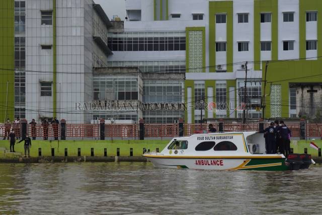 PELUNCURAN: Ambulans sungai di dermaga Rumah Sakit Sultan Suriansyah, 12 November lalu. Momen HKN itu berbuntut polemik. | FOTO: WAHYU RAMADHAN/RADAR BANJARMASIN