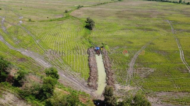 ANTISIPASI: Sungai Gusang di Banjarmasin Timur yang berbatasan langsung dengan Kabupaten Banjar dikeruk untuk mengantisipasi banjir kiriman. | FOTO: M OSCAR FRABY/RADAR BANJARMASIN