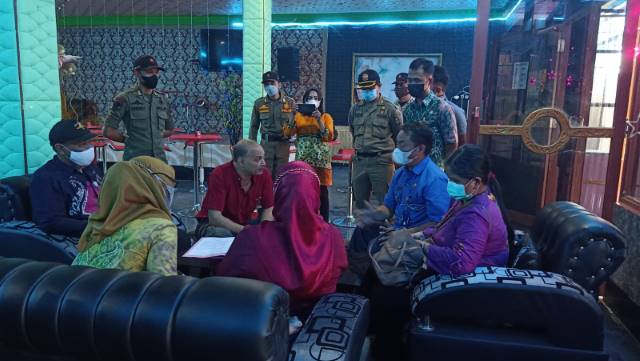 SIDAK: Kafe Lion di Jalan Brigjen Hasan Basri kembali disidak. Pengelola kefe diberikan Surat Peringatan ketiga. | Foto: Ramadlan/Camat Barabai