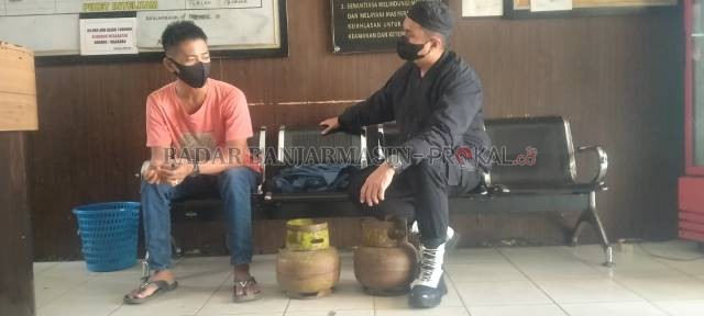 APES: Amin bersama tabung gas curian di Mapolsek Banjarmasin Utara. | FOTO: MAULANA/RADAR BANJARMASIN