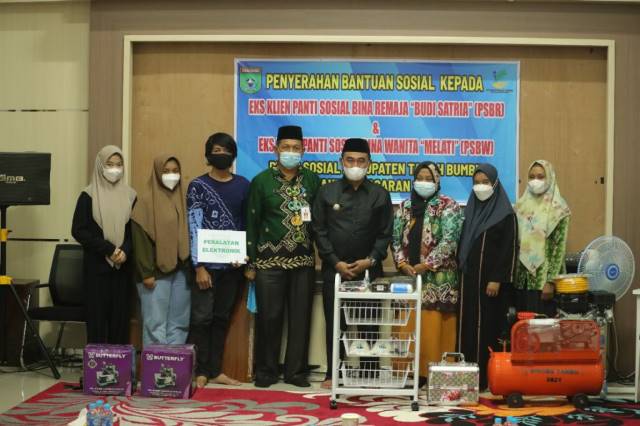 PEDULI: Bupati Tanbu HM Zairullah Azhar memberikan bantuan kepada eks kilen panti untuk menjalankan beberapa usaha di daerah.