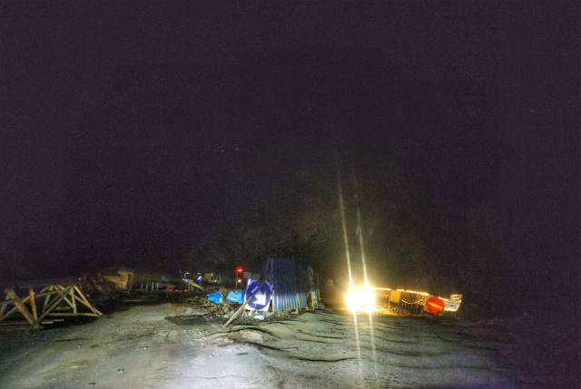 MEMBAHAYAKAN: Suasana perbaikan jalan dan jembatan yang minim pengamanan dan penerangan di jalan trans Kalimantan.