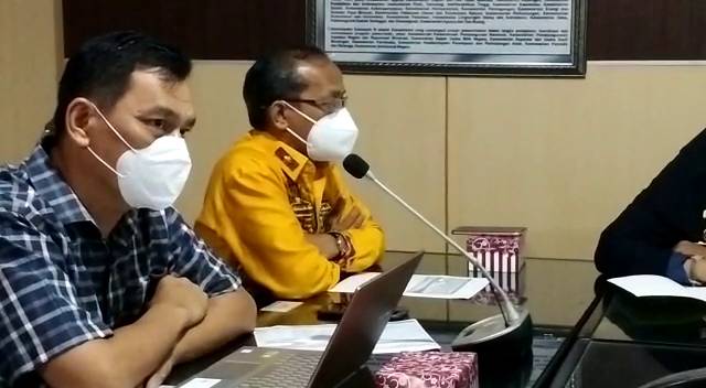 HADIR: Kadinkes Banjarmasin, Machli Riyadi (baju kuning) menghadiri undangan Komisi IV DPRD Kota Banjarmasin.