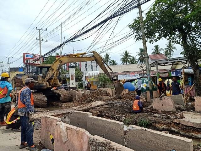 KENDALA: Banyaknya pelebaran jalan di Alalak menjadi salah satu kendala distribusi air PDAM. Belum semua pipa berhasil direlokasi.