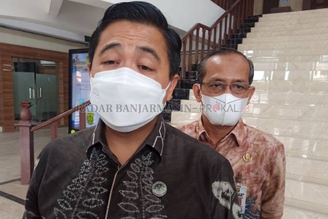 DEKAT: Wali Kota Banjarmasin, Ibnu Sina dan Kepala Dinas Kesehatan Banjarmasin, Machli Riyadi di Balai Kota kemarin. | FOTO: WAHYU RAMADHAN/RADAR BANJARMASIN