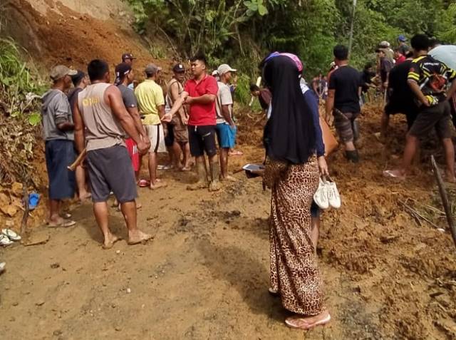 LONGSOR: Material longsor sempat menimbun akses jalan di Desa Hinas Kiri. Akibatnya jalan menuju sekolah di sana sempat terputus, Jumat (19/11). | Foto: Erina Pratiwi For Radar Banjarmasin.