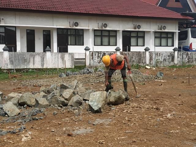 DIKERJAKAN: Proses pengerjaan bangunan tempat optical power reset yang berada di belakang kantor PDAM Tala di Jalan A Syairani Kompleks Perkantoran Pelaihari, Kamis (18/11).