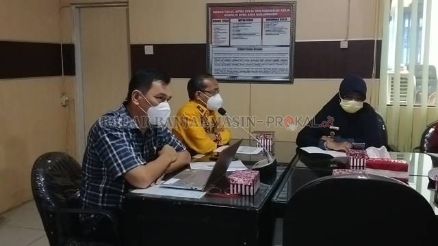 KLARIFIKASI: Kepala Dinas Kesehatan Banjarmasin, Machli Riyadi (tengah) saat berbicara di depan Komisi IV. | FOTO: ENDANG/RADAR BANJARMASIN