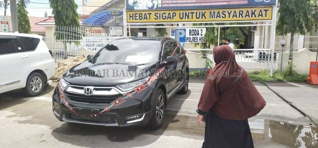 -DISITA: Mobil CRV milik bupati Abdul Wahid yang disita KPK terparkir di halaman Polres HSU, Jumat (19/11). | FOTO: M AKBAR/RADAR BANJARMASIN