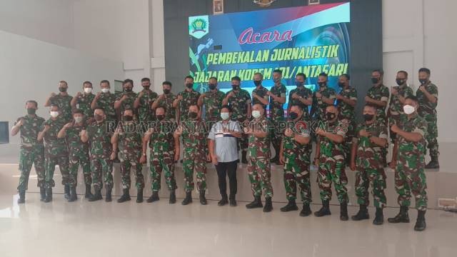 PERSONEL PENREM: Para peserta Pembekalan Jurnalistik berfoto bersama Kasrem 101/Antasari, Kolonel Arh Heri Purwanto dan perwakilan Harian Radar Banjarmasin, Tatas Dwi Utama.
