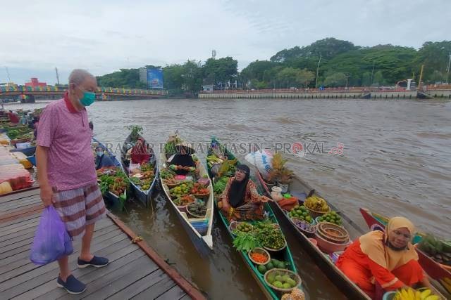 JADI SEPI: Dengan syarat masuk yang ketat, jumlah pengunjung pun kalah banyak dengan pedagang yang berjaja di Pasar Terapung. | FOTO: WAHYU RAMADHAN/RADAR BANJARMASIN