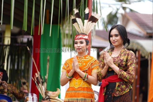 BAMULA WELUM: Gadis Dayak Meratus di Halong berpakaian adat saat menyambut kedatangan tamu di pameran budaya Bamula Welum. | FOTO: WAHYUDI/RADAR BANJARMASIN.