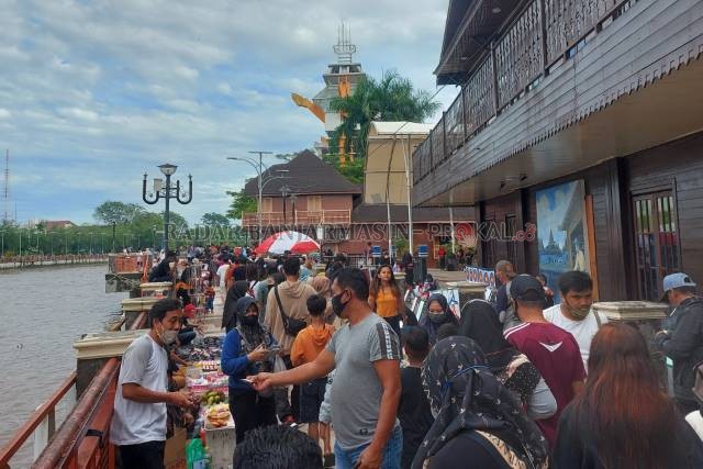 KERUMUNAN: Kontras dengan dermaga Pasar Terapung, Siring Pierre Tendean dari Rumah Anno 1925 sampai Menara Pandang dipenuhi pengunjung. | FOTO: WAHYU RAMADHAN/RADAR BANJARMASIN