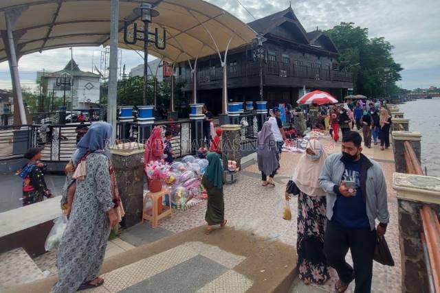 TETAP RAMAI: Pengunjung Siring Pierre Tendean pada akhir pekan kemarin (21/11). | FOTO: WAHYU RAMADHAN/RADAR BANJARMASIN