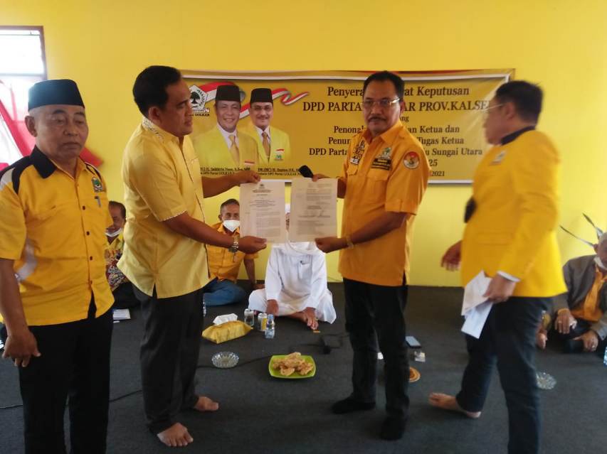 MOMEN: Sekretaris DPD Golkar Kalsel Supian HK, menyerahkan SK penunjukan Plt Ketua DPC Golkar HSU ke Sahrujani, di Aula DPC Golkar, Selasa (23/11) siang ini.