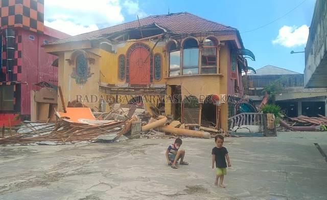 AMBRUK: Rumah mewah dua lantai ini berada di Jalan Rama, Kebun Bunga, Banjarmasin Timur. | FOTO: MAULANA/RADAR BANJARMASIN