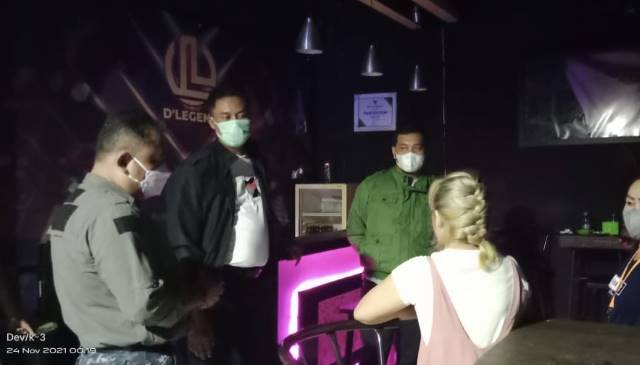 DADAKAN: Wali Kota Banjarbaru, Aditya Mufti Ariffin (jaket hijau) memergoki salah satu THM yang melanggar aturan PPKM dan kedapatan menyediakan miras. THM ini disanksi tutup sementara selama satu bulan.