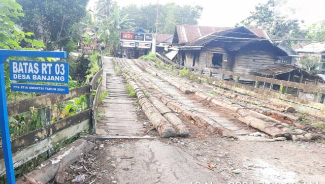 BAKAL DIGANTI: Jembatan Banjang di perbatasan Amuntai, Hulu Sungai Utara dan Lampihong, Balangan yang akan diganti tahun depan.