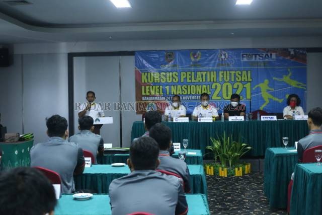BUKA KURSUS: Ketua Asosiasi Futsal Kalsel Anwar Hadimi menyampaikan sambutann di Hotel Palm Banjarmasin, kemarin (24/11) pagi.