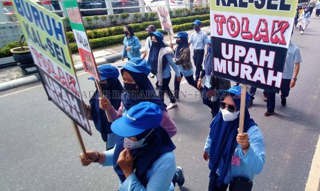 TOLAK UMP: Ribuan buruh mendatangi gedung DPRD di Jalan Lambung Mangkurat, kemarin (25/11). | FOTO: ENDANG SYARIFUDDIN/RADAR BANJARMASIN