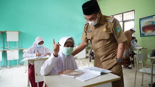HATI-HATI: Bupati Tanbu HM Zairullah Azhar meninjau proses belajar di sekolah yang menerapkan prokes sesuai standar Covid-19.