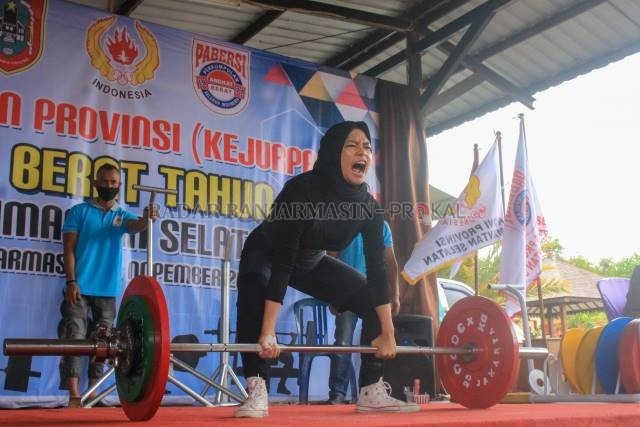 EKSPRESI: Para lifter muda bertanding di ajang Kejurprov Angkat Berat yang digelar Pabersi Kalsel di pusat kebugaran Sheila Fitness BHM Teluk Tiram, Banjarmasin, Minggu (28/11).