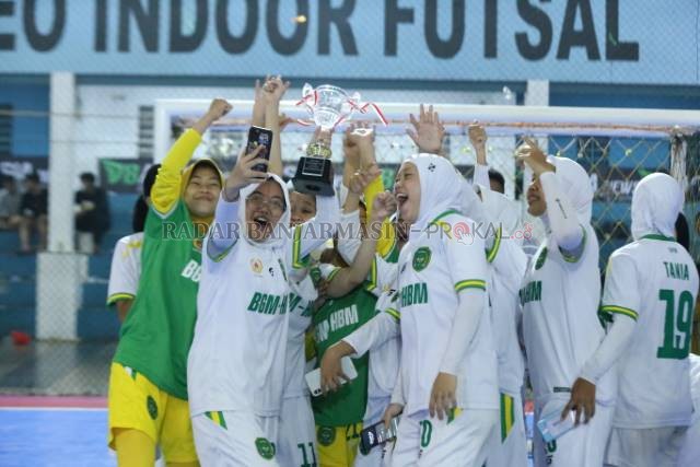 SELEBRASI: Para pemain tim futsal putri Kabupaten Tapin berhasil mengunci gelar juara Kejurprov Futsal Kalsel 2021 setelah mengalahkan Banjarmasin. Sedangkan di kategori putra, Banjarmasin menjadi juara setelah mengandaskan tim Hulu Sungai Utara yang berl