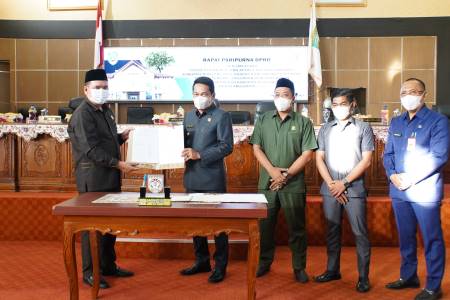 SEPAKAT: Ketua DPRD Balangan, Ahsani Fauzan (kiri) saat menyerahkan berita acara penandatanganan kesepakatan kepada Bupati Balangan, Abdul Hadi. | FOTO: MC FOR RADAR BANJARMASIN.