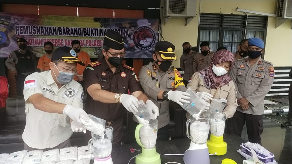 PEMUSNAHAN : Kapolres Balangan, AKBP Zaenal Arifin bersama Kajari, Kepala BNN Balangan dan Kepala PN Balangan saat memusnahkan barang bukti. | FOTO WAHYUDI/RADAR BANJARMASIN.