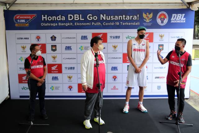 Azrul Ananda (kanan) mengenalkan alumnus kompetisi Honda DBL dari Pontianak, Rizal Falconi (jersey putih) pada Menko Perekonomian Airlangga Hartarto dan Menpora Zainudin Amali.