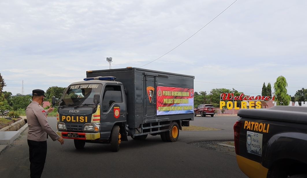 Polres Tanah Bumbu mengirim satu truk bantuan ke Barabai, Rabu (1/12) siang tadi