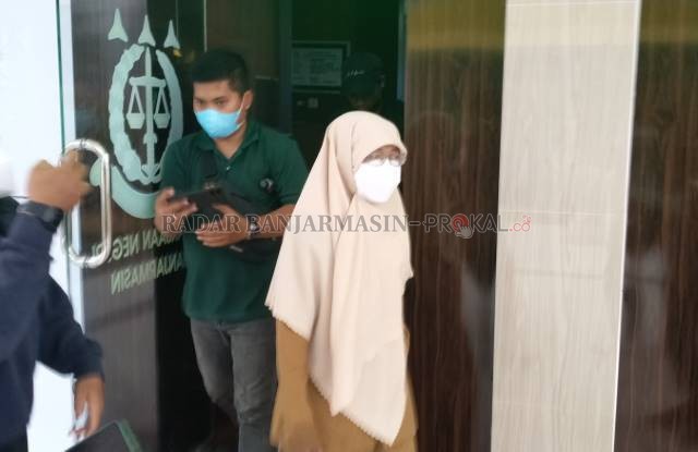 DIPERIKSA: Sekretaris Dinkes, Dwi Atmi Susilastuti keluar dari ruang penyidik Kejaksaan Negeri Banjarmasin, kemarin.