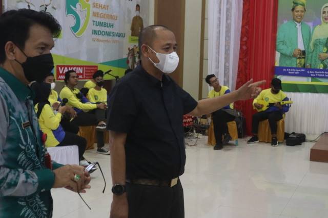 PANTAU: Sekda Tapin, Masyraniansyah, memantau persiapan komunitas Gelar Budaya Tapin, untuk menghibur tamu di hari jadi Kabupaten Tapin. | Foto: Uji for Radar Banjarmasin.