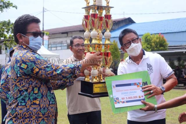ANGKAT PIALA: Tim Keluarga Besar IPPU Kalsel sukses menjadi juara umum Kompetisi Gateball 2021.
