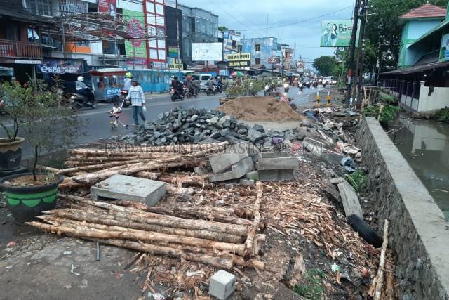 PROYEK: Selain menyiring bibir Sungai Veteran, bahu jalan di pertigaan Pasar Kuripan juga akan dicor. Proyek ini ditarget rampung pertengahan Desember ini. | FOTO: WAHYU RAMADHAN/RADAR BANJARMASIN